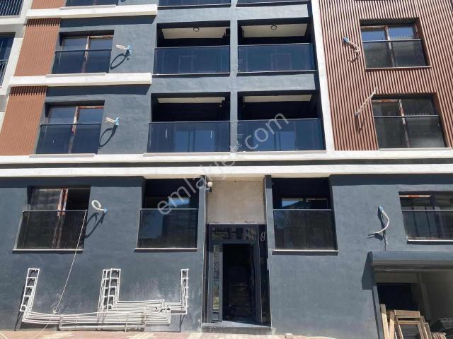 İzmir Karşıyaka Örnekköy Mahallesin'de Kapalı Mutfak Uygun 2+1