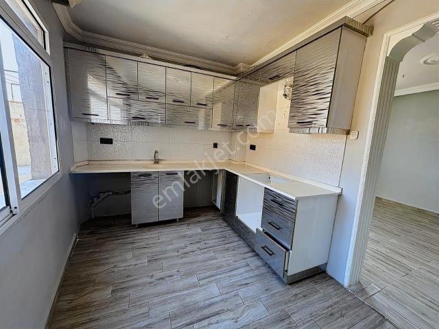 İzmir Karabağlar Cennetoğlu'nda Geniş Balkonlu 2+1 Kiralık Daire