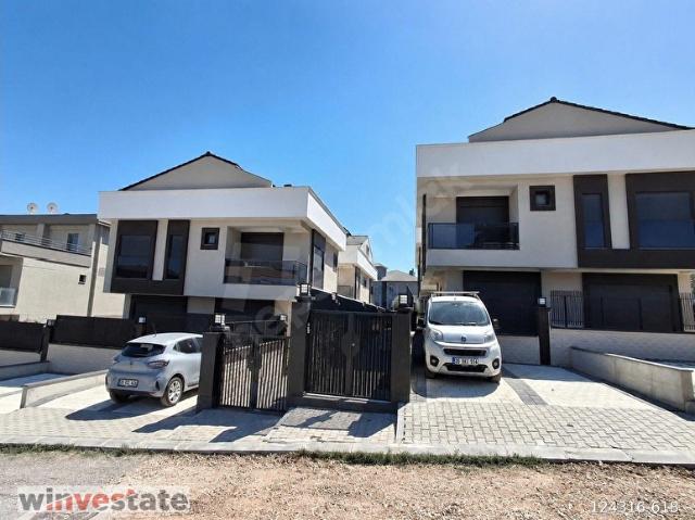 İzmir Menderes'te 193 m2 5+1 Satılık Villa