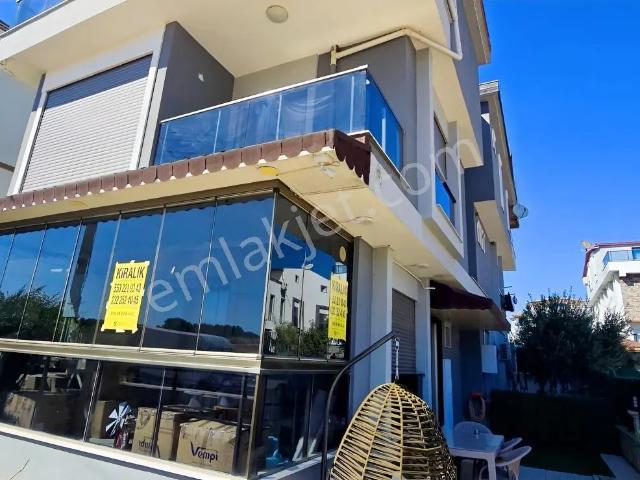 İzmir Menderes Barbaros Mahallesinde Kiralık Tripleks Villa