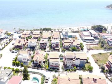 İzmir Menderes Özdere Paşa Plajı'nda 4 Ailenin Kalabileceği Lüks Villa