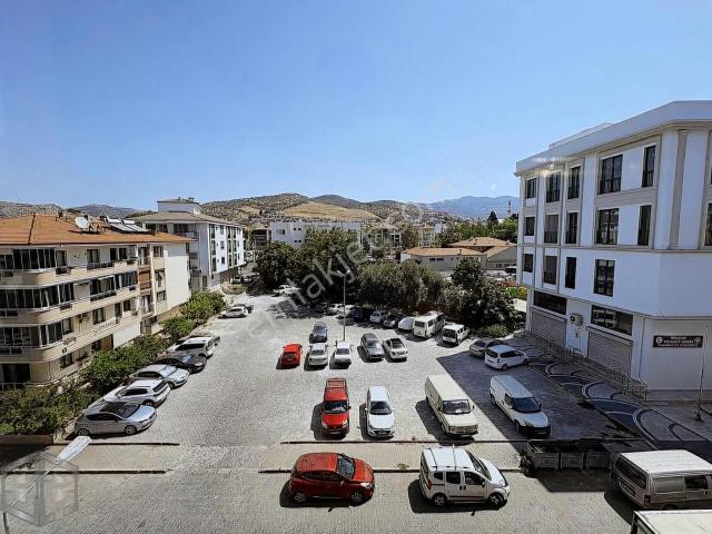 İzmir Selçukta Ana Cadde De Satılık Eşyalı 3+1 Yeni Daire