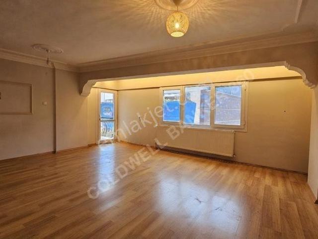 İzmir Park Karşısı Konumda 3+1 Geniş 130 M² Kiralık Daire