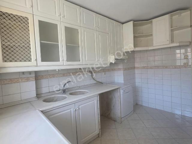 İzmir Tire Sb Emlak'tan Hürriyet Mahallesinde Kiralık 3+1 Daire