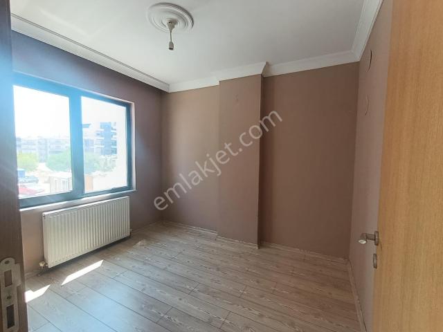 İzmir Yolu Üzerinde Gop Adliye Bölgesi'nde 1+1 Kiralık Daire