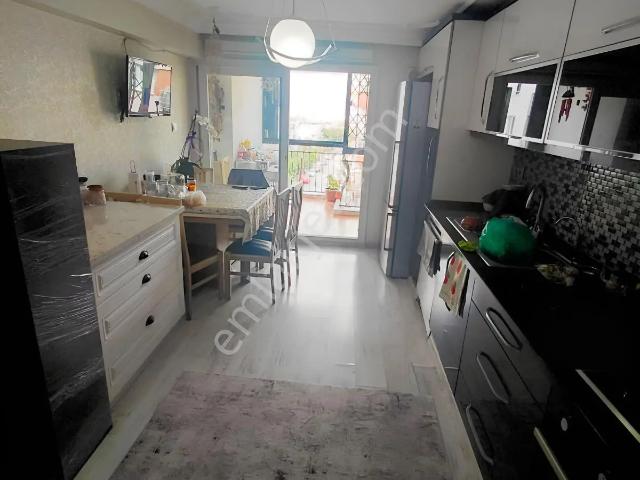 İzmir Yeşilyurt'ta 187 M² Geniş Balkonlu 4+1 Satılık Daire