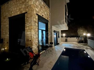 İzmir Yeni Foca'da Satılık Havuzlu Eşyalı Villa