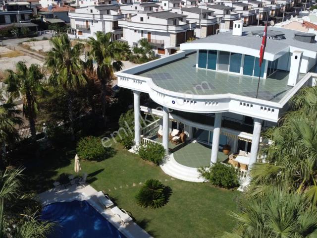 İzmir'de Denize Sıfır Özel Havuzlu Satılık Malikane