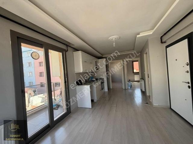 İzmirpark Avm Karşısı 5 Yaşında Doğalgazlı 2+1 Kiralık