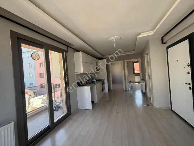 İzmirpark Avm Karşısı 5 Yaşında Doğalgazlı 2+1 Kiralık