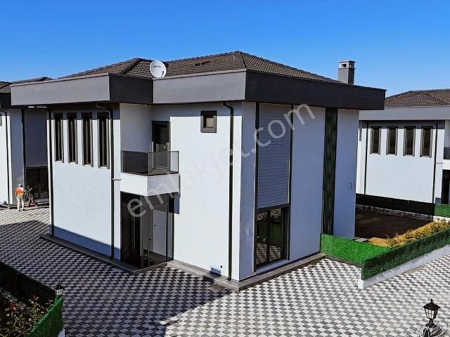İzmit Antik Kent Villaları Sitesi Köşe 4+1 Satılık Bahçeli Villa