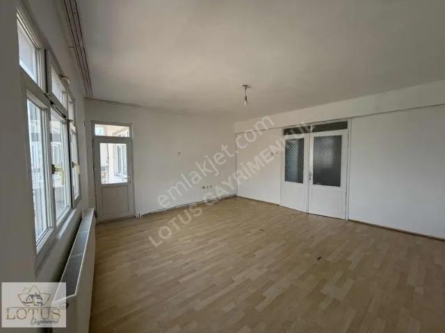 İzmit Devlet Hastanesi Yanı Badanalı 2+1 Kiralık Daire