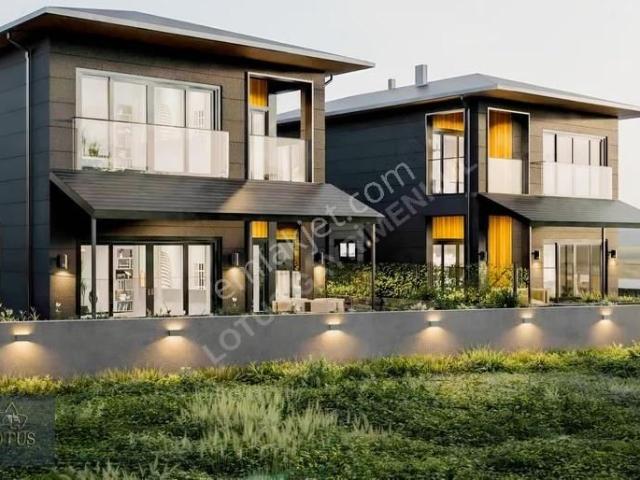 İzmit Merkezde Havuzlu Doğa Manzaralı 200m2 Bahçeli Lüks Villa