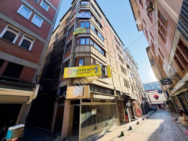 İzmit Yeni Cuma'da Asansörlü Kiralık Arakat Daire