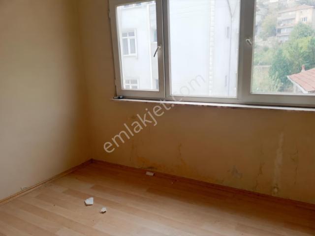 İzmit Yenidoğan Üstün Sokak 4 Kat 3+1 Sobalı Daire
