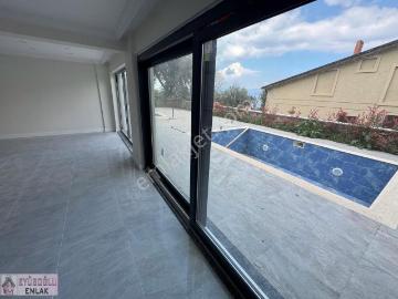 İznik Gölü Manzaralı 4 Katlı Müstakil Havuzlu İkiz Villa 220 M2
