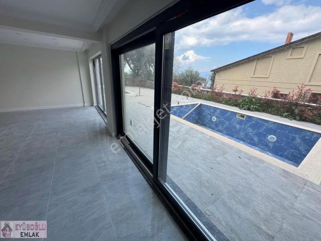 İznik Gölü Manzaralı 4 Katlı Müstakil Havuzlu İkiz Villa 220 M2