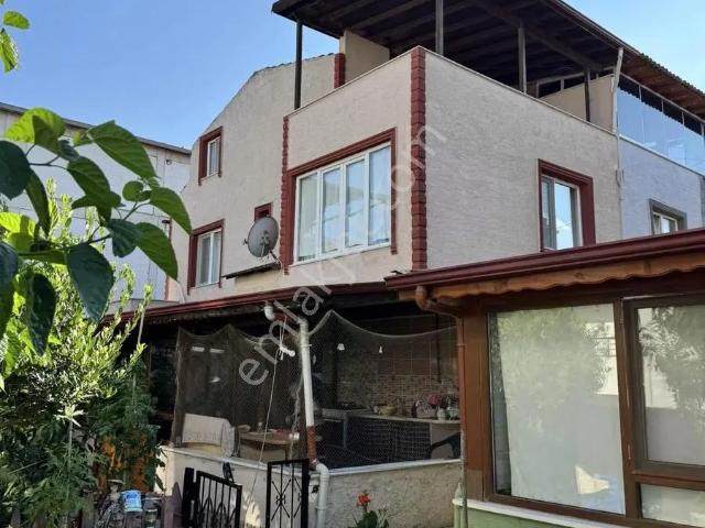 İznik Selçuk Mah. Yeşil Belde Sitesinde Satılık 4+1 Tripleks Ev