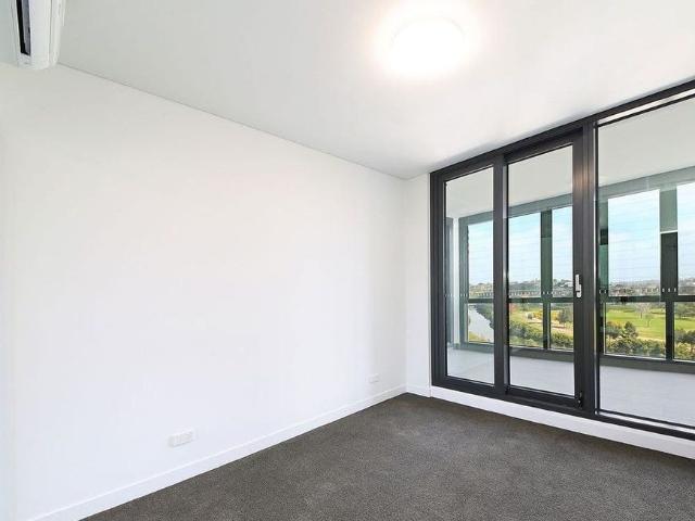 ICON Building! 2 Bedroom apartment with views!
