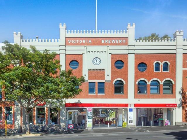 Iconic City Edge Lifestyle: Just Steps Away from Fitzroy Gardens & MCG