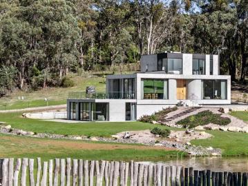 Iconic Architecture in Exquisite Natural Surrounds
