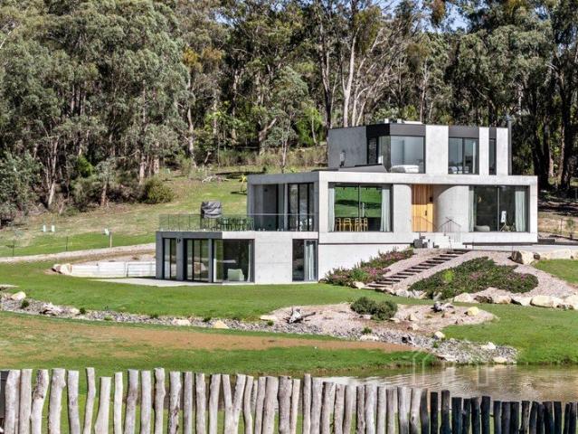 Iconic Architecture in Exquisite Natural Surrounds