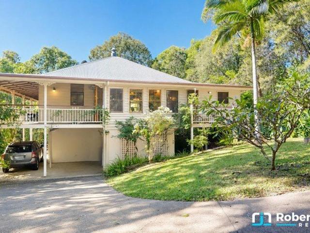 Iconic Garth Chapman Queenslander in a Peaceful Lakeside Setting