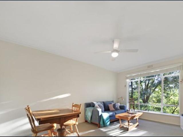 Iconic Fawkner Park Outlook – Spacious 2 Bedroom Apartment in Sheridan Close
