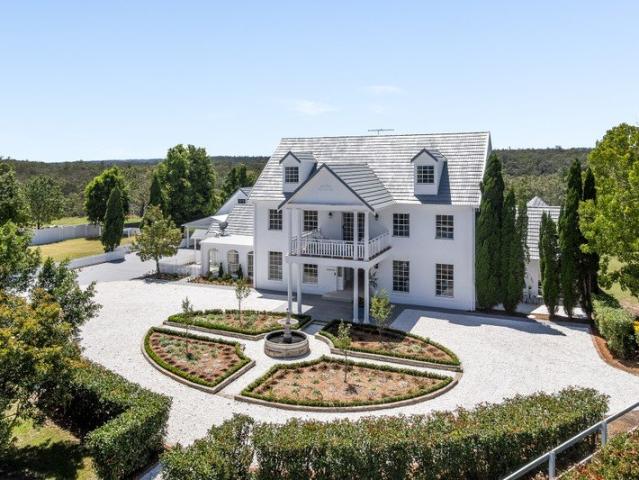 Iconic 'Kingsview Estate' estate set on 2.34acres of boutique acreage