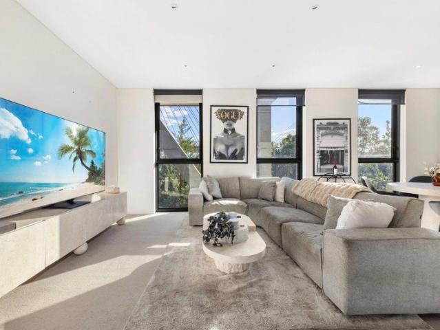 Iconic Harbour Views & Refined Luxury in 'Antias'