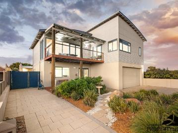 Iconic Hilltop Living with Unforgettable Views