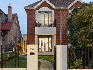 Iconic Lake Wendouree Living With Stunning Water Views