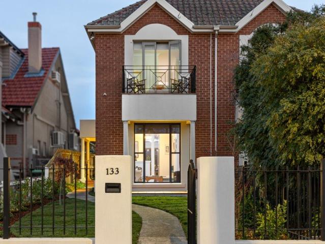 Iconic Lake Wendouree Living With Stunning Water Views