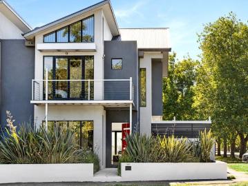 Iconic Lakefront Prestige An Unrivalled Wendouree Parade Statement