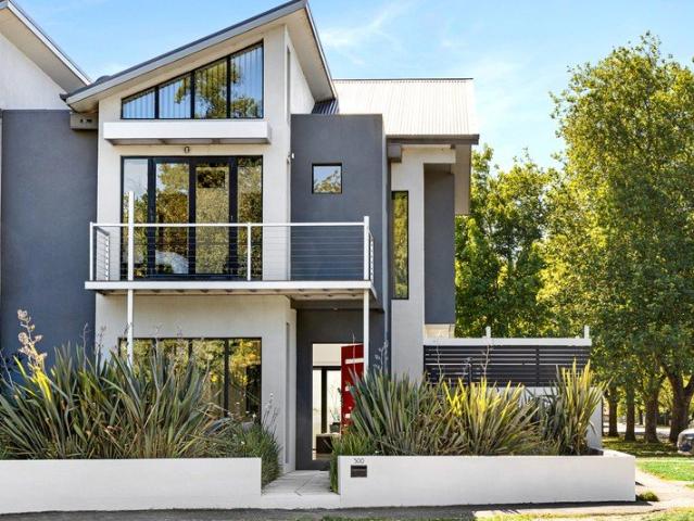 Iconic Lakefront Prestige An Unrivalled Wendouree Parade Statement