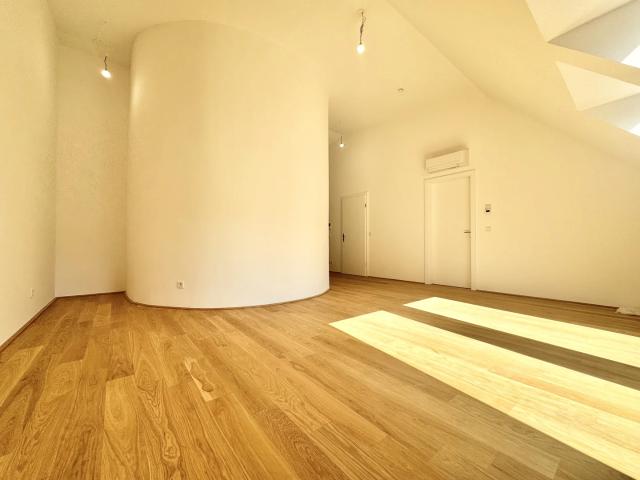 Iconic Living: 4 Zimmer Luxus Penthouse mit imposanter Raumhöhe und stilvoller Architektur