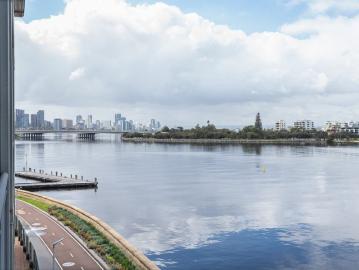 TOP FLOOR ABSOLUTE RIVERSIDE LUXURY APARTMENT