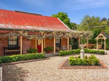 Iconic 'Newstead Cottage' in a charming garden setting