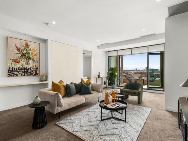 ICONIC PANORAMA SEVENTH FLOOR LIVING WITH NORTH FACING VIEWS
