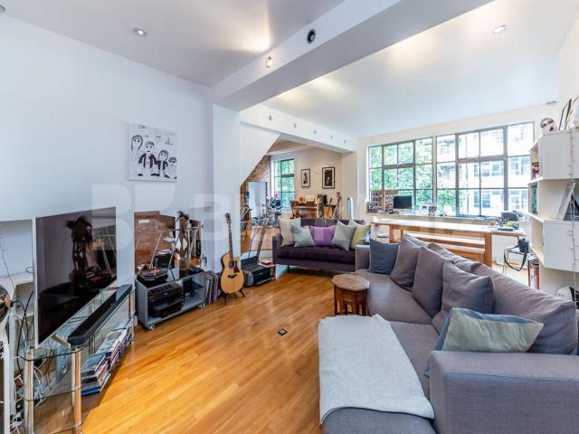 Iconic Paramount warehouse conversion located a few minutes to Farringdon
