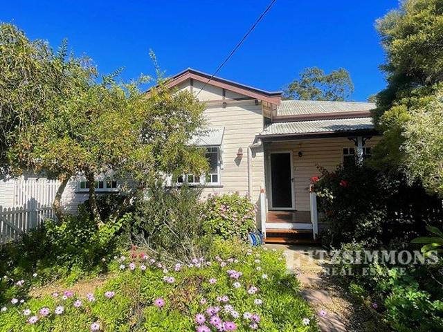 ICONIC QUEENSLANDER WITH THE WHITE PICKET FENCE