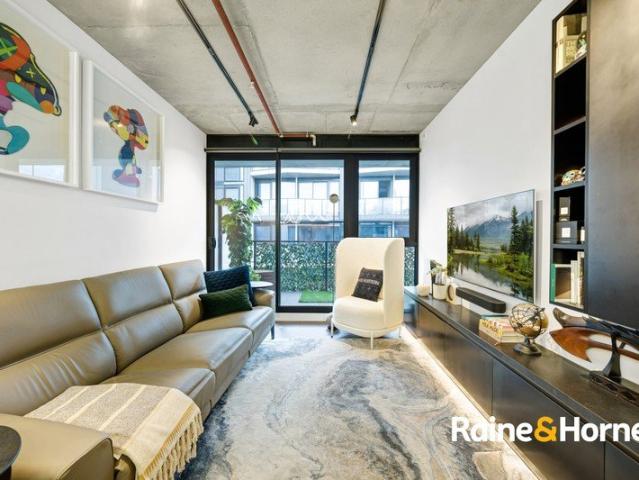 Iconic West End Top Floor Apartment with Smart Contemporary Design and Resort Style Amenities