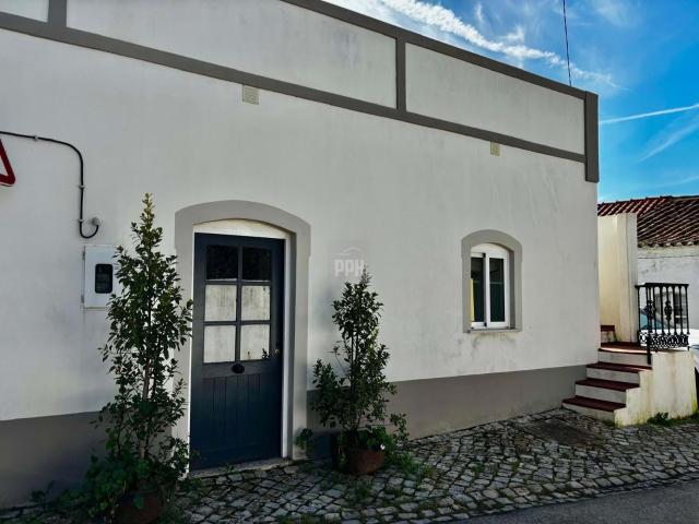 Icônica Vila T1+1 Renovada com Terraço Panorâmico, Sarnadas, Alte