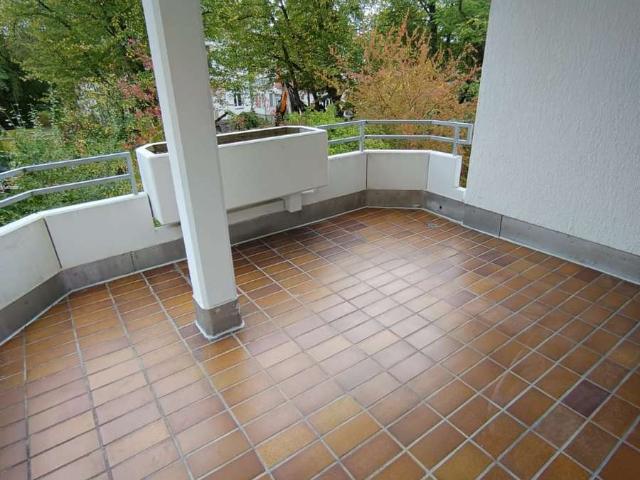 Ich bin attraktiv, 2 Zi. groß, mit großem Balkon und nagelneuem Badezimmer!