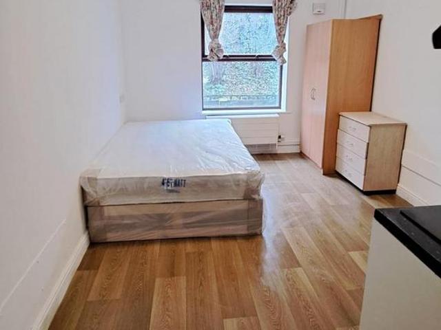 Ickenham Road, Ruislip HA4 Studio to rent £1,100 pcm £254 pw