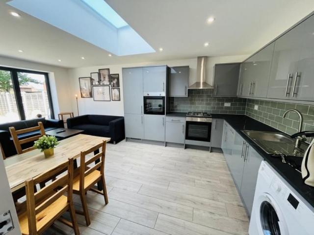 Ibbetson Path Loughton IG10 2 bed house share to rent £675 pcm £156 pw