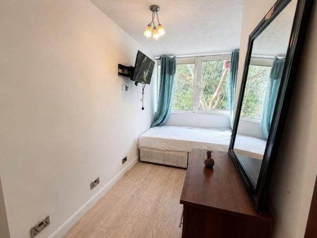 Ibsley Gardens, London SW15 1 bed in a house share to rent £700 pcm £162 pw