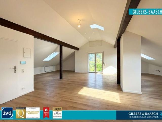 Igel Schauinsland: Sanierte, loftartige Dachgeschosswohnung mit zwei Balkonen und Stellplatz