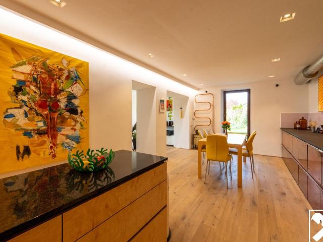 Igls: Gartenwohnung mit 653 m² Privatgarten, Eigenem Pool und Garage