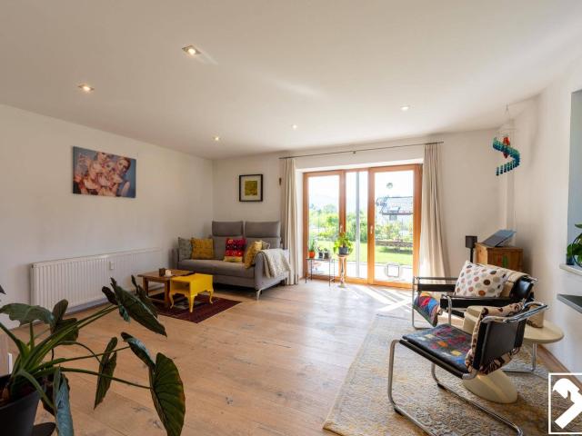 Igls: Gartenwohnung mit 653 m² Privatgarten, eigenem Pool und Garage